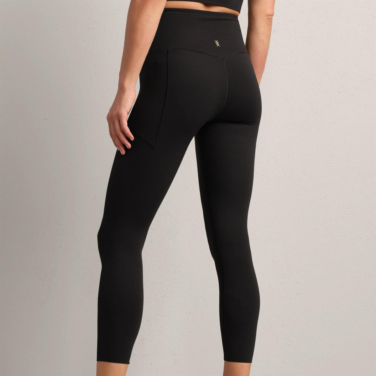 Womens Revive 7/8 Pocket Legging Black