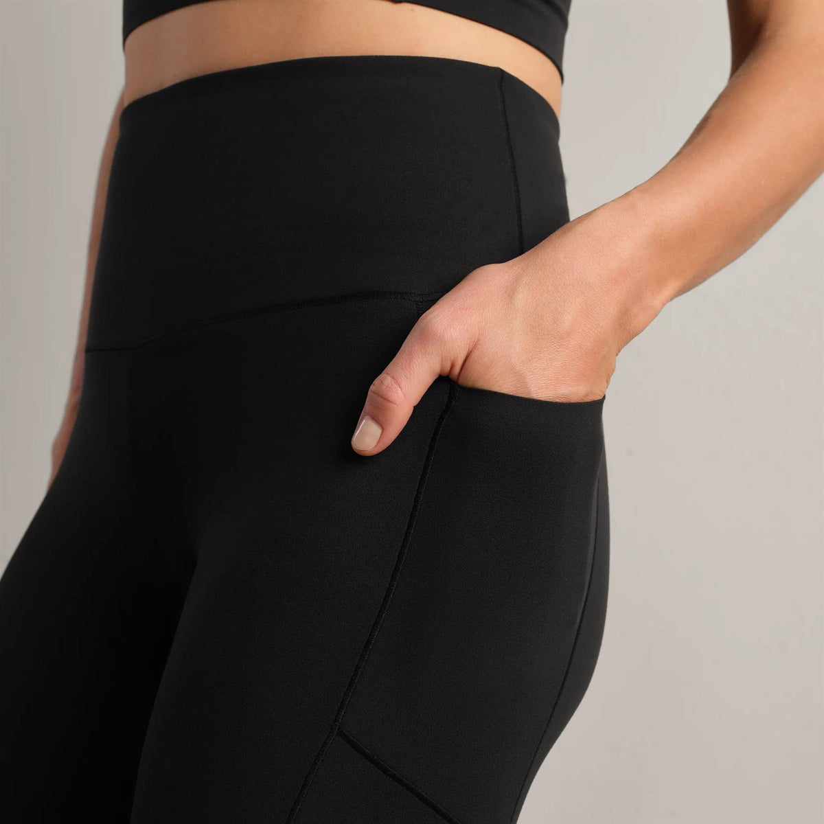 Womens Revive 7/8 Pocket Legging Black